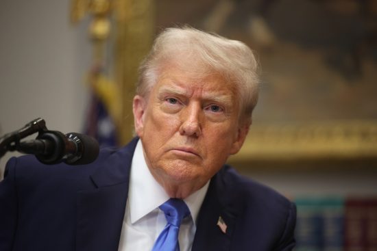 Retiran estatua de Trump y Epstein en Washington