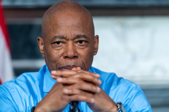 Eric Adams anuncia retiro electoral