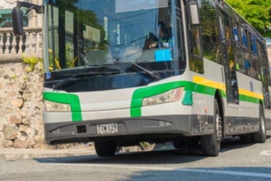 Conductor arrolla a un hispano, Bus Driver Runs Over Hispanic Man Twice and Kills Him in the Street