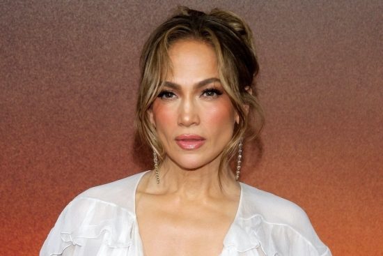 JLo deslumbra con vestido transparente