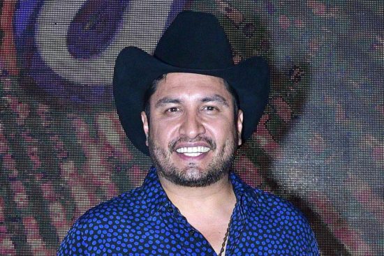 Julión Álvarez reaparece tras detención de su padre