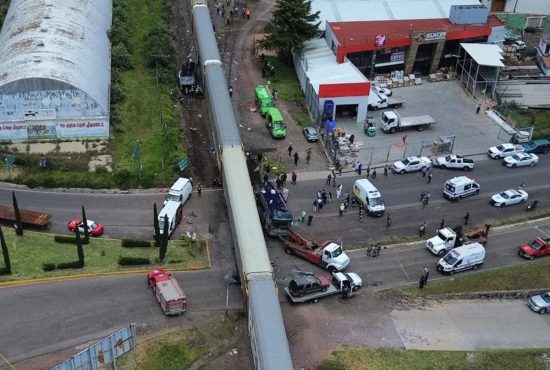 choque de tren, accidente, México MundoNOW, Tragedy in Mexico: Train Crash Into Bus Leaves at Least 10 Dead