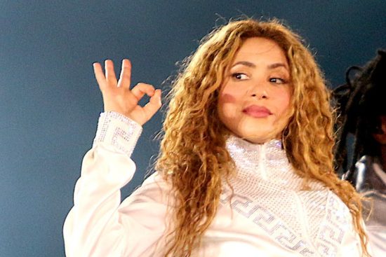 Shakira deslumbra con minifalda, Shakira Stuns in New York With Miniskirt and Boots During Her Visit to Global Citizen