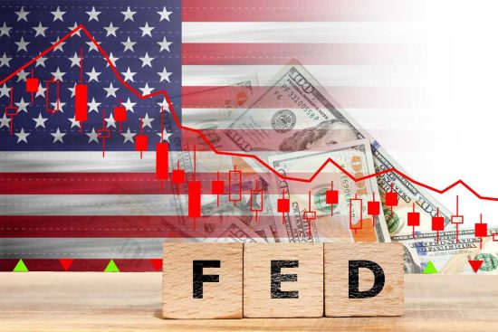 bandera y grafica, baja de tasas de interés