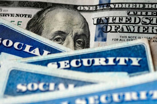 billete de 100 dolares y credencial del ssa, deducción para personas mayores