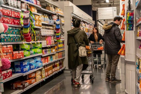 personas en supermercado, confianza del consumidor cae
