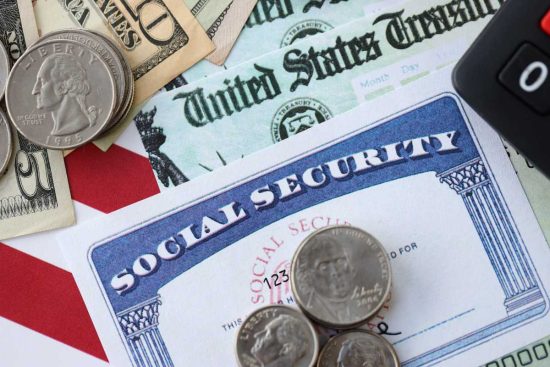monedas sobre credencial del ssa, el cheque del seguro social, $4,018 Social Security Check Arrives Tomorrow
