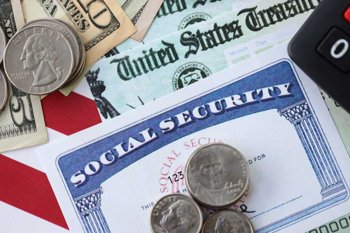 monedas sobre credencial del ssa, el cheque del seguro social, $4,018 Social Security Check Arrives Tomorrow