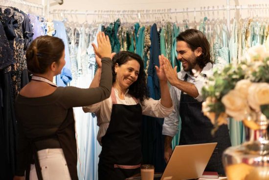 emprendedores celebrando, impulso latino a economía