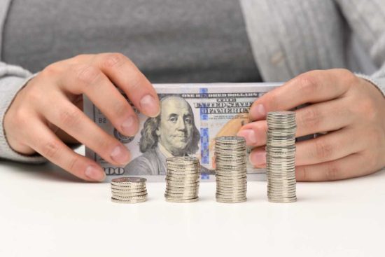 persona con billetes en una mesa, rescate financiero
