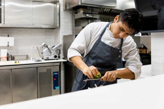 trabajador de restaurante, salario promedio hispano