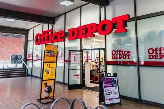 Office Depot despide a empleado por negarse a imprimír carteles de Charlie Kirk