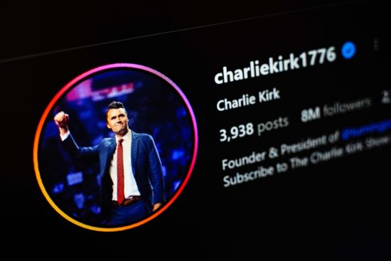 Spencer Cox culpa a redes sociales por asesinato de Charlie Kirk