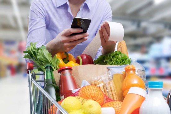 persona con carrito de compras supermercado, subió el ipc