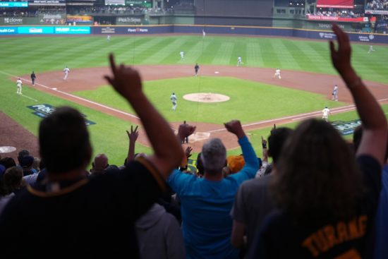 Fan latino de los Dodgers enfrenta insulto en estadio
