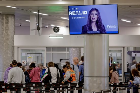 Aeropuertos de EEUU rechazan video político de Noem