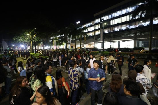 Impacto inicial del terremoto en Filipinas, 6.9 Earthquake in Philippines Leaves Dozens Dead