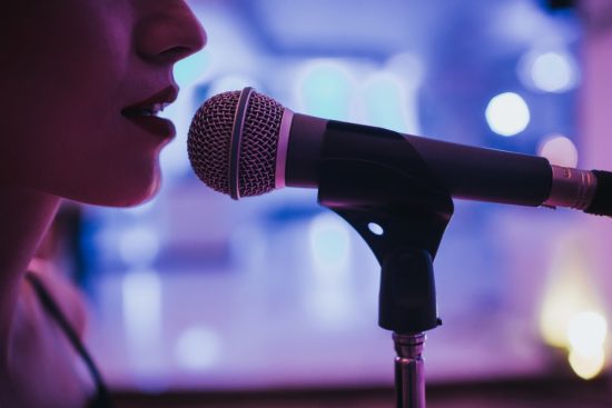 ¿Quién es la artista AKIRLLA?