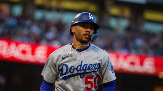 Mookie Betts recibe Premio Roberto Clemente
