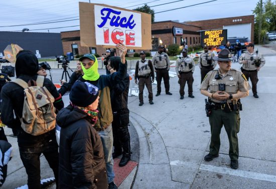 Cámaras corporales de ICE serán obligatorias por orden judicial, Several Detained in ICE Immigration Raid in New York