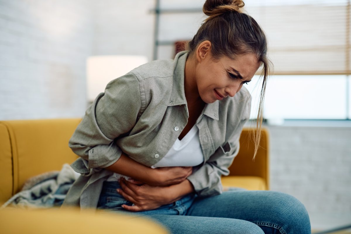 mujer con dolor, endometriosis symptoms and treatment