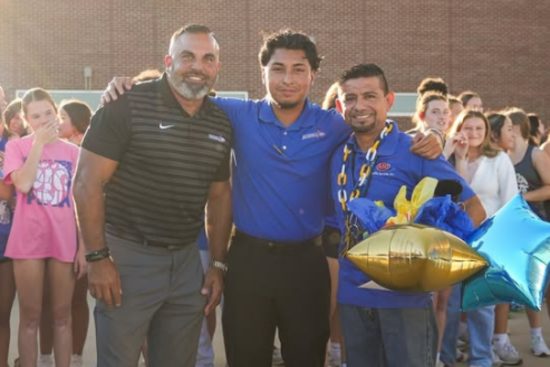 Conserje hispano en Texas recibe apoyo estudiantil