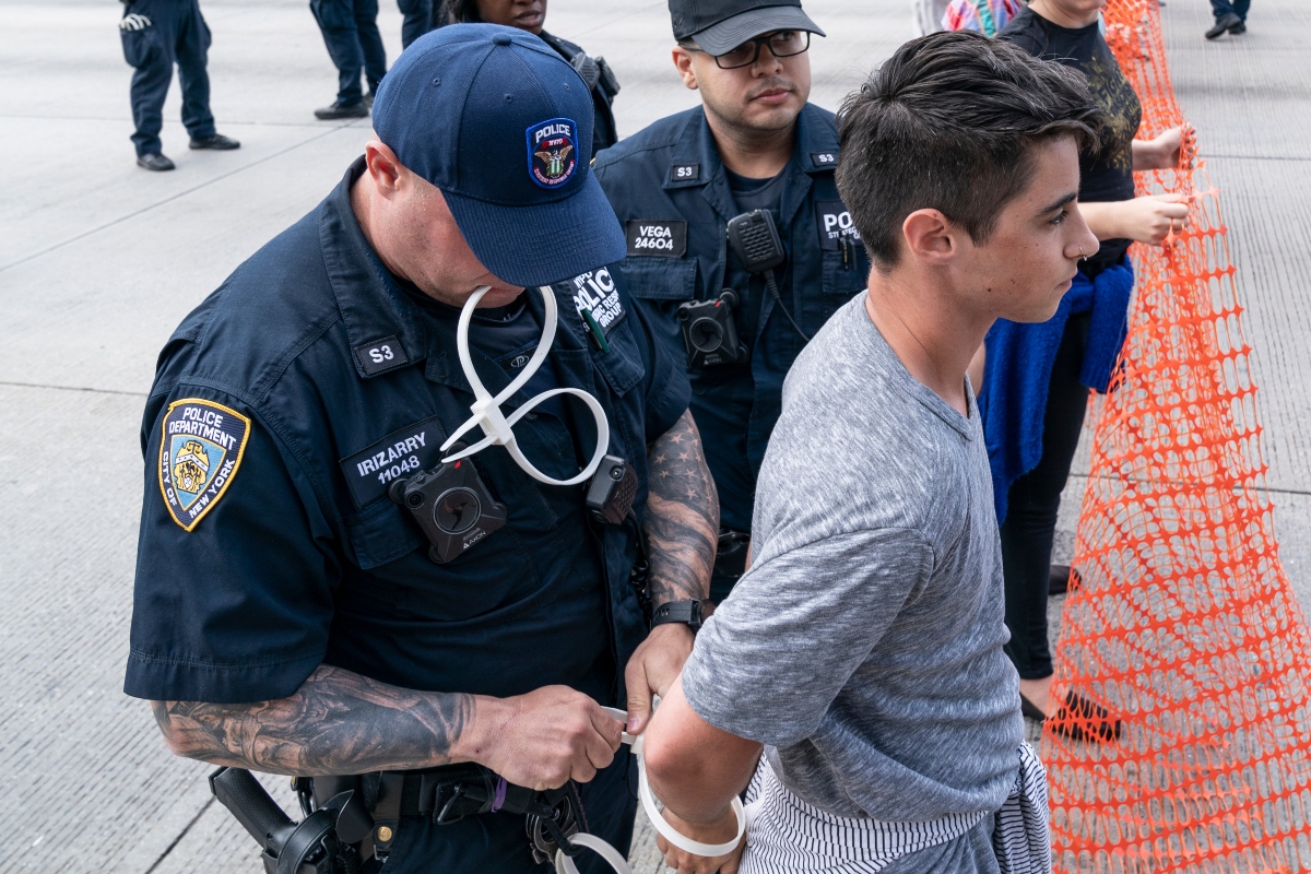 ICE continúa práctica del sistema WRAP pese a denuncias, ICE continues to use the WRAP restraint system