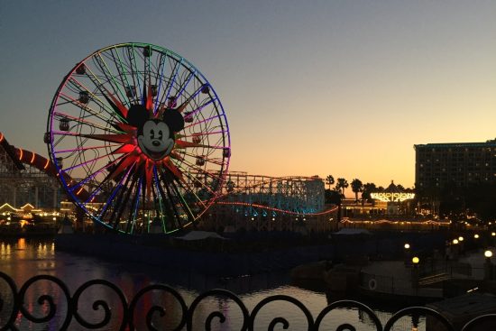 Mujer muere en Disneyland tras episodio médico