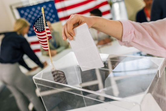 Voto anticipado en California supera expectativas