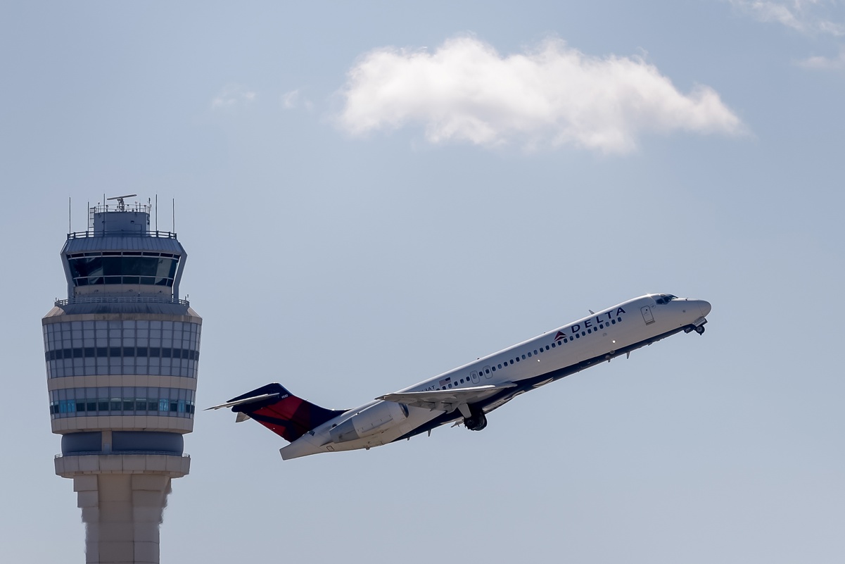 Duffy amenaza controladores aéreos ausentes por cierre del Gobierno, Trump government shutdown sanctions