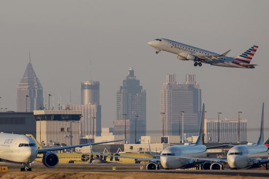 Reducción de vuelos en EE. UU. provoca caos aéreo