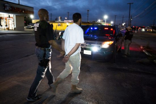 Arrestos sin orden judicial limitados por juez federal