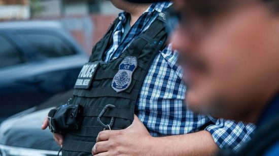 Arresto de maestra en Chicago provoca indignación