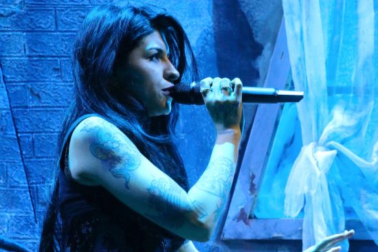 Cazzu detiene su concierto