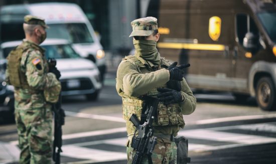 Agente de ICE apuntó con su arma a una mujer