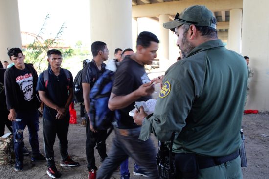 Recorte de beneficios fiscales a inmigrantes en EE.UU., US immigrant benefits cuts and increased monitoring