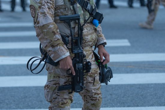 ICE aterroriza a familia mexicana en redada de Nueva York, Video Reveals ICE Raid in New York Home Where Agents Point Guns at a Woman and Her Children