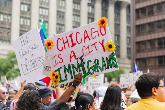 Residente protesta con una piñata de ICE