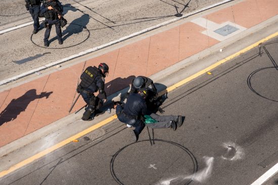 Suspensión temporal de la orden federal sobre el uso de la fuerza en las redadas