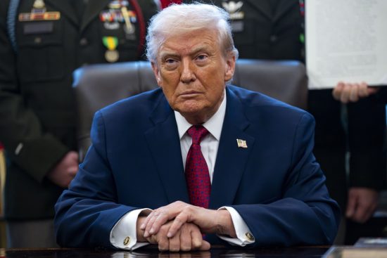 Restricciones migratorias de Trump se amplían, Trump Expands Immigration Travel Ban and Blocks 20 More Countries