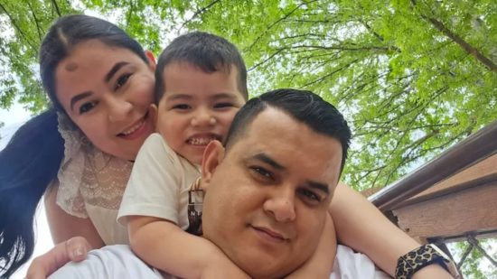 Pareja hispana detenida durante una parada casual, Hispanic couple detained by ICE at gas station