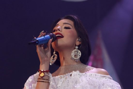 Ángela Aguilar se arrodilla