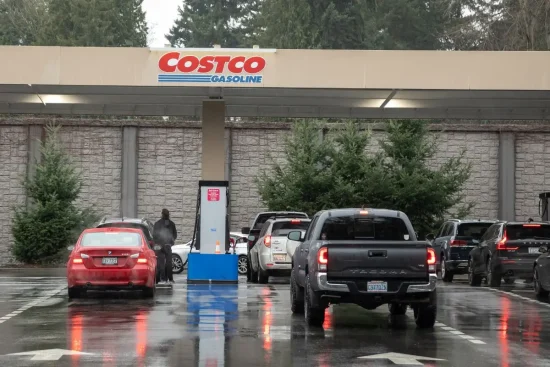 Precio de gasolina bajó en EEUU