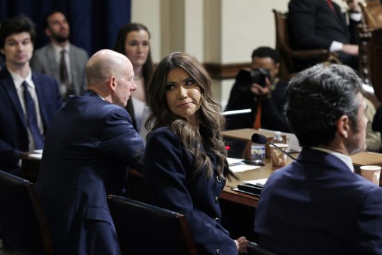 Kristi Noem defiende las políticas de inmigración