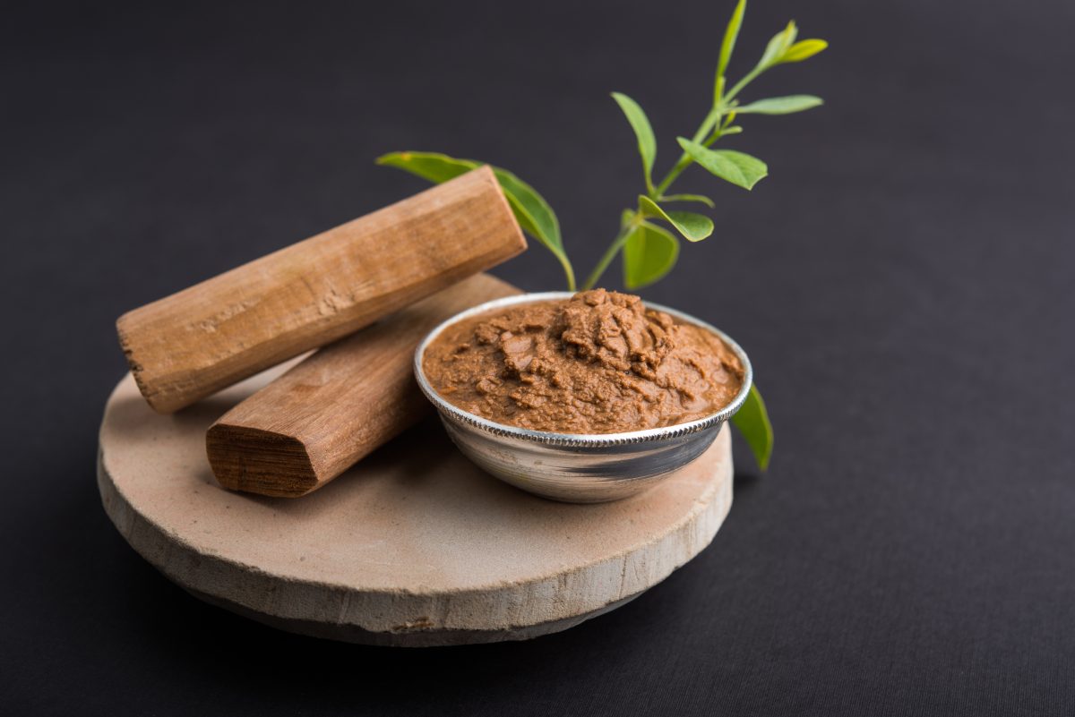 sandalo, piel, radiante , polvo, belleza, Sandalwood skin benefits: soothes irritation