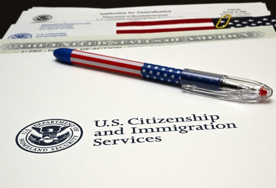 Cambio de USCIS de fotos impacta trámites migratorios, USCIS photo rule change for immigration applications