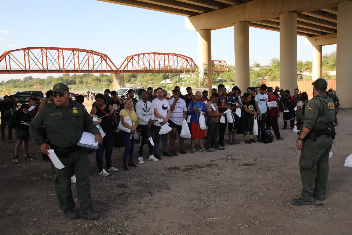 Detención de migrantes en la frontera de Texas al amanecer, migrant detentions in Texas