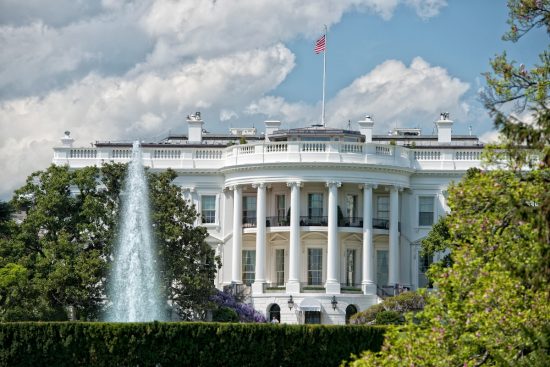 Casa Blanca compara a inmigrantes con el Grinch y manda mensaje navideño, White House Christmas message compares immigrants to the Grinch