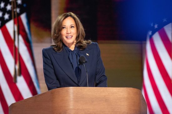 Kamala Harris reaparece en el escenario político rumbo a la presidencia 2028