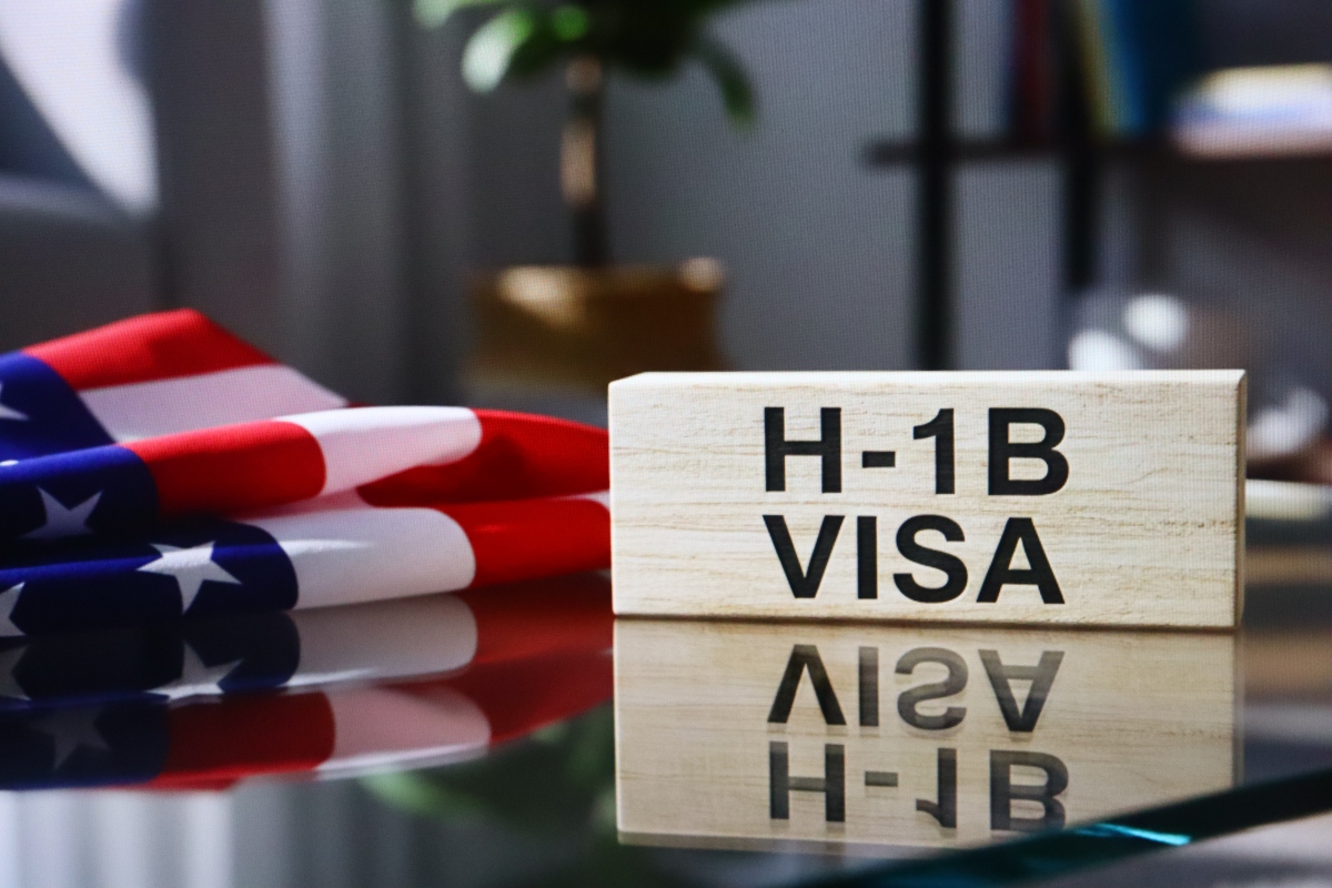 Autorizan tarifa histórica a visa H-1B usada en tecnología, H-1B visa $100,000 fee
